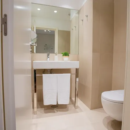 Plaza Apartment *